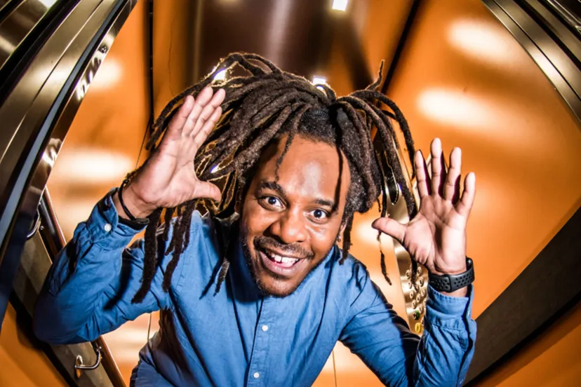 200917 marlon kicken in de lift lig gend dave van hout aangepast3