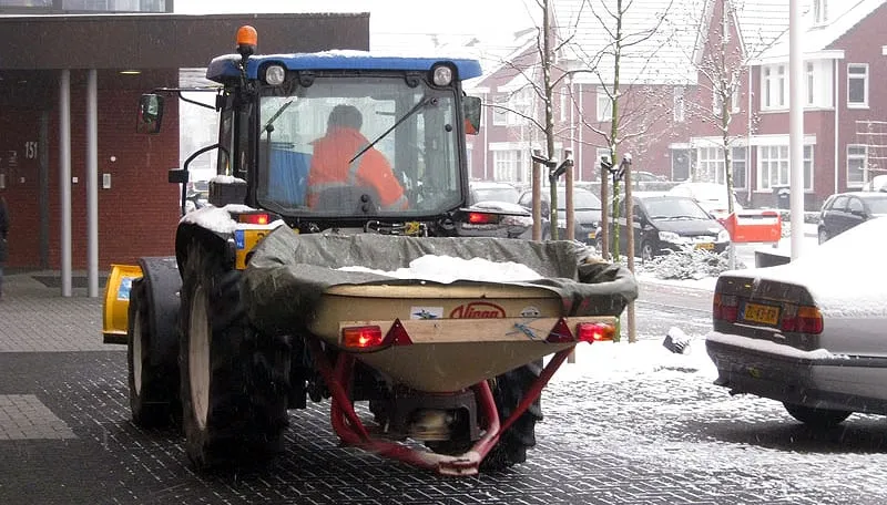 2012 januari winterweer 2 strooien tom bloem 72 41