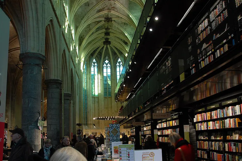 2152405744 3648bbc1c5 o boekhandel dominicanenkerk maastricht facemepls via flickr cc by 20