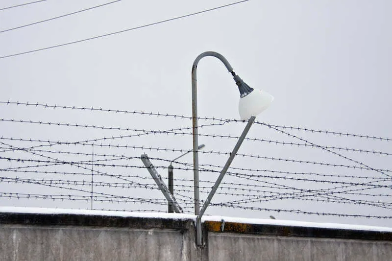 4442 de torange biz gevangenismuur met prikkeldraad duitsland