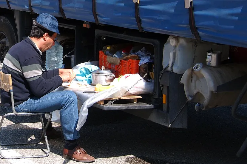 5631566803 75737718ff o johnpickenphoto truck chauffeur lunch cc by 20 uitsnede