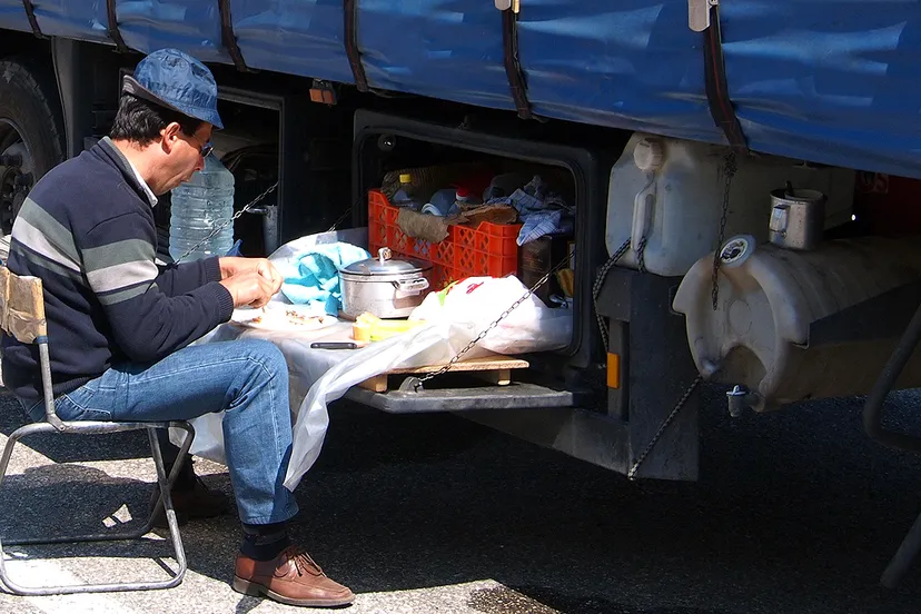 5631566803 75737718ff o johnpickenphoto truck chauffeur lunch cc by 20 uitsnede