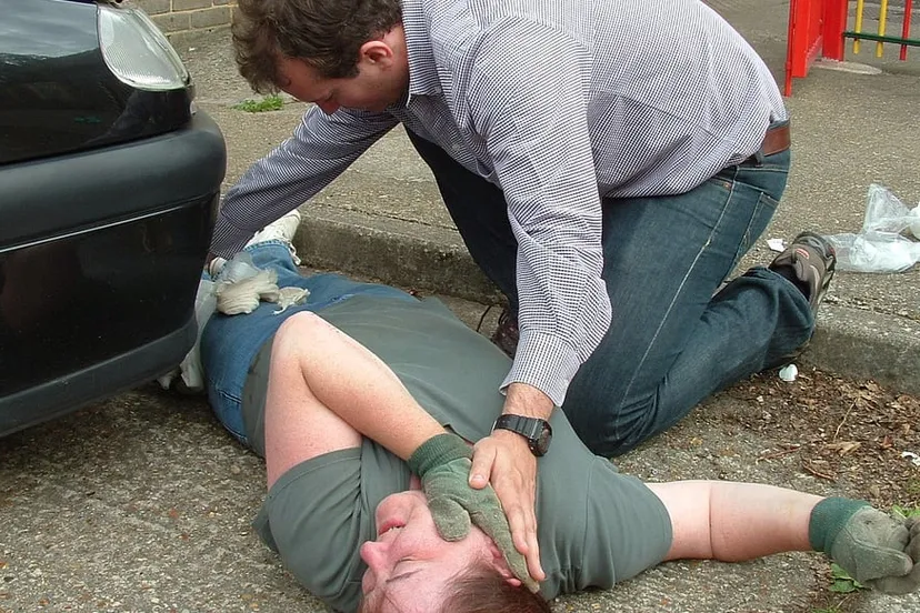 5936148637 7f31c9785b b eerste hulp kai hendry cc by 20