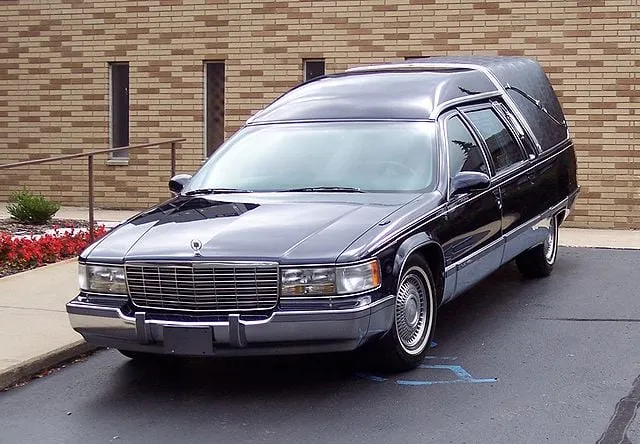 640px cadillac fleetwood hearse 1990s begrafeniswagen alison chan own work cc by sa 30 via wikimedia commons