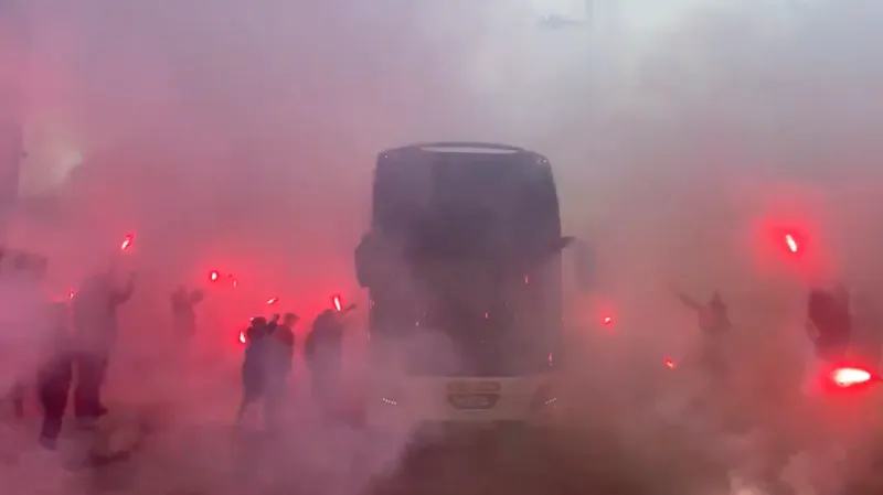 aankomst fortunabus bij stadion in sittard