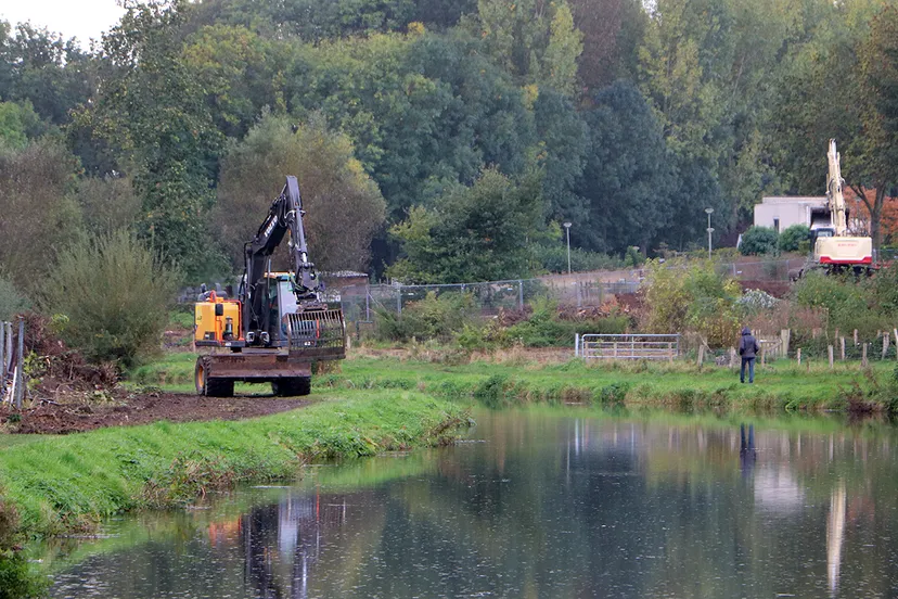 aanleg weg voor werkverkeer langs geleenbeek