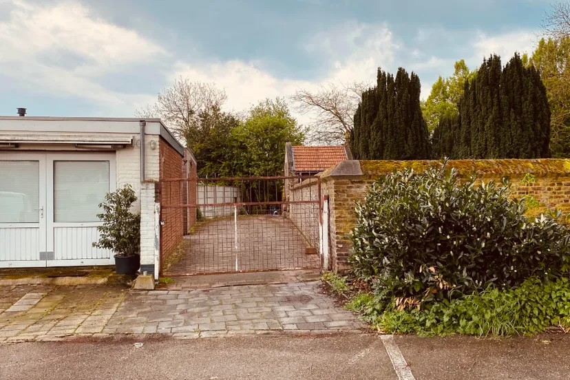 achter de hervormde begraafplaats