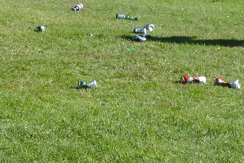 achtergelaten afval blikjes flesjes