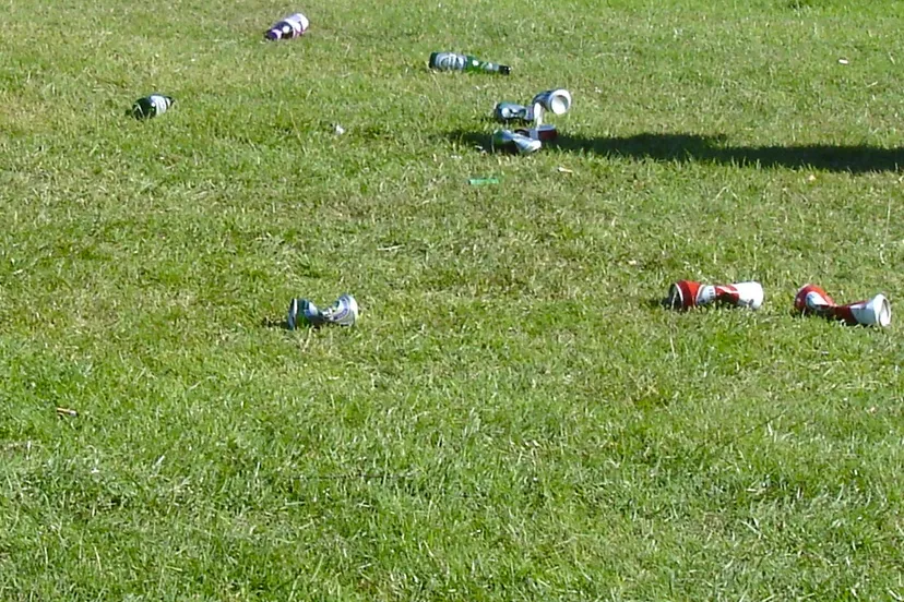 achtergelaten afval blikjes flesjes