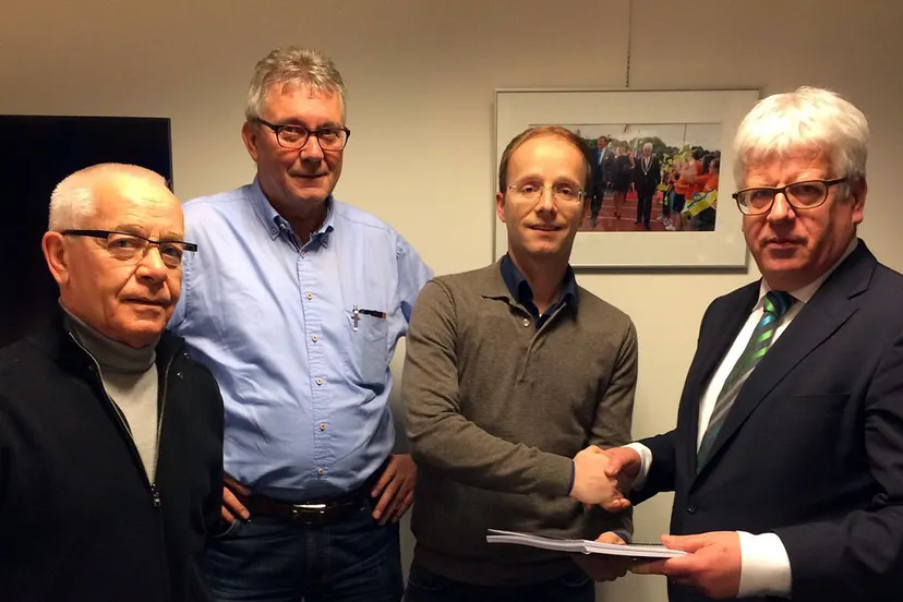 actiegroep holtum biedt petitie aan a2