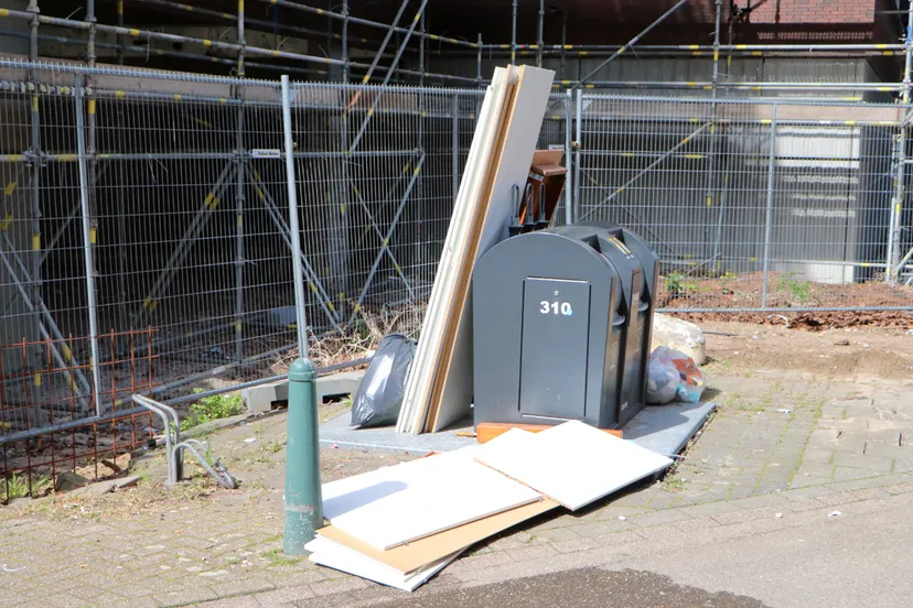 afval gedumpt aan de wieer