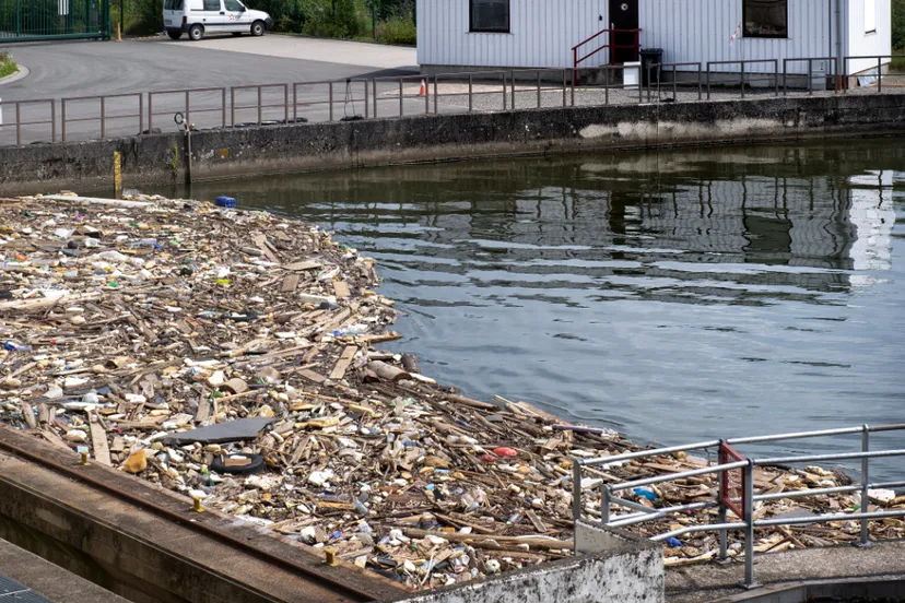 afval in maas bij stuw lixhe