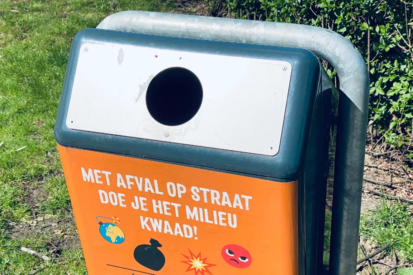 afvalbak met verkleinde inworp opening