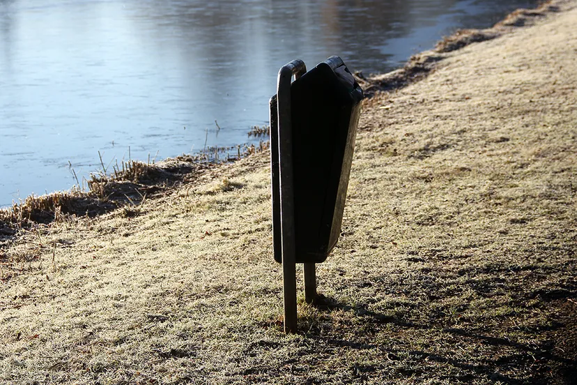 afvalbak openbare ruimte bij roeivijver stadspark sittard