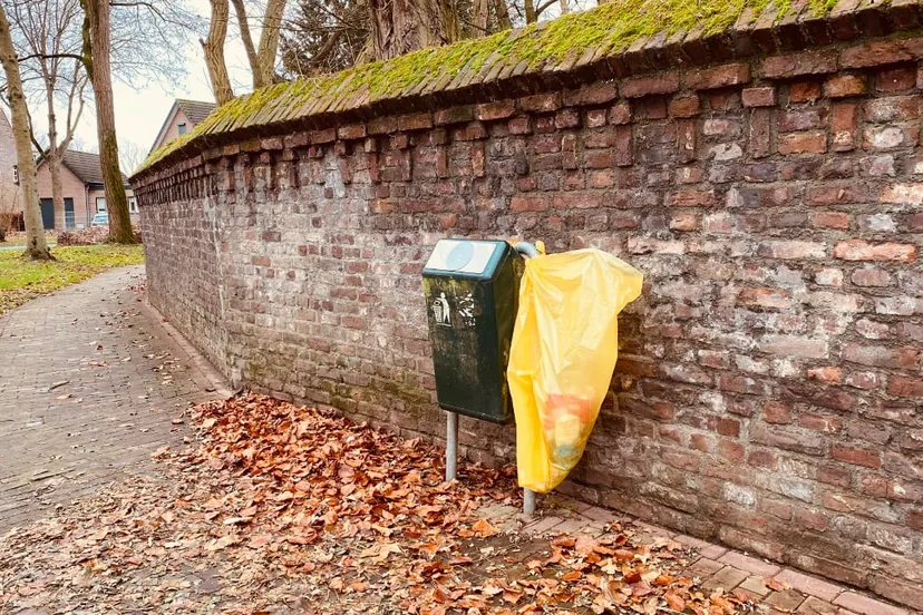 afvalzakken aan afvalbakken wegens vuurwerkvandalisme