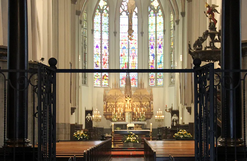 altaar en priesterkoor lege grote kerk sittard