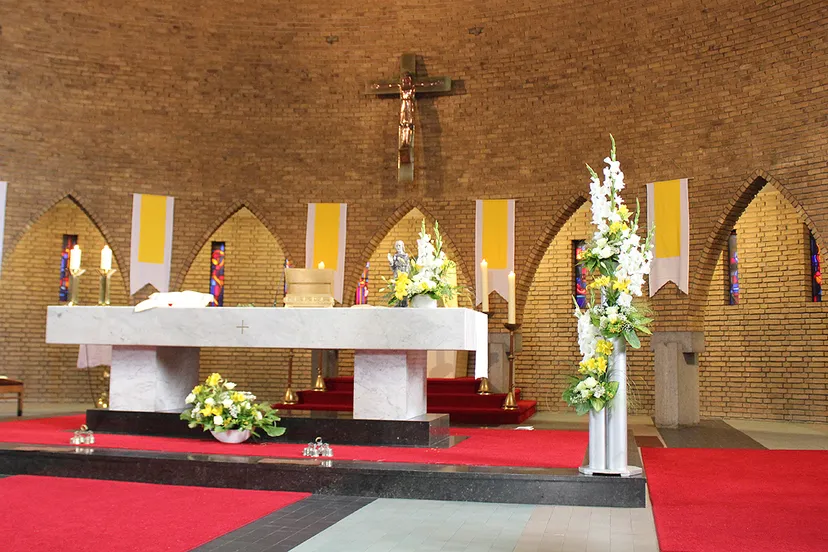 altaar heilig hartkerk overhoven pasen