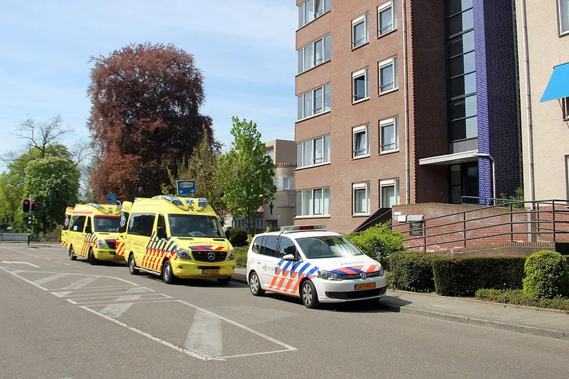 ambulances en politiewagen bij delhougne parklaan sittard
