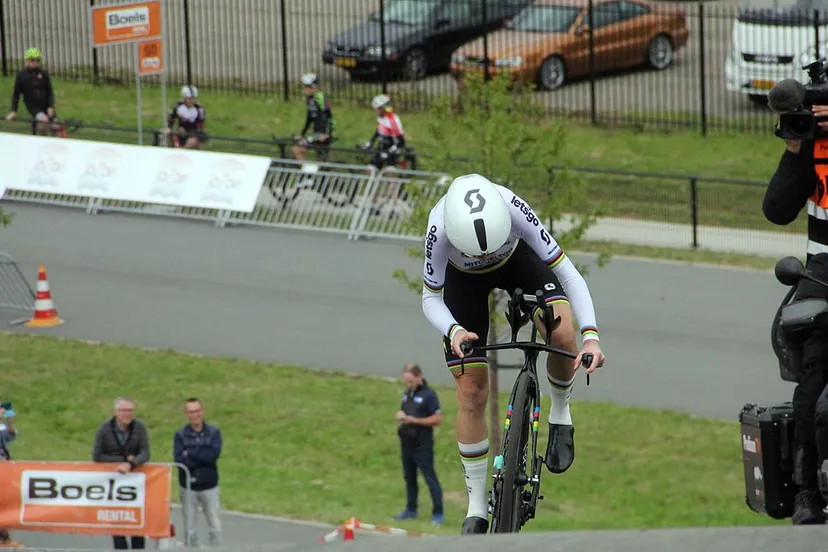 annemiek van vleuten op weg naar de snelste tijd in de proloog