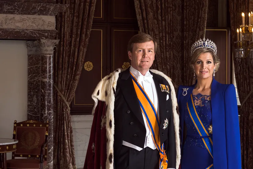 april 2013 staatsiefoto koning willem alexander met koningsmantel en koningin maxima rvd
