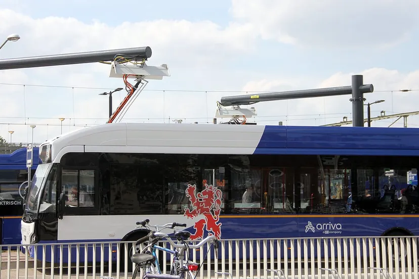 arriva elektrische bussen aan de oplader