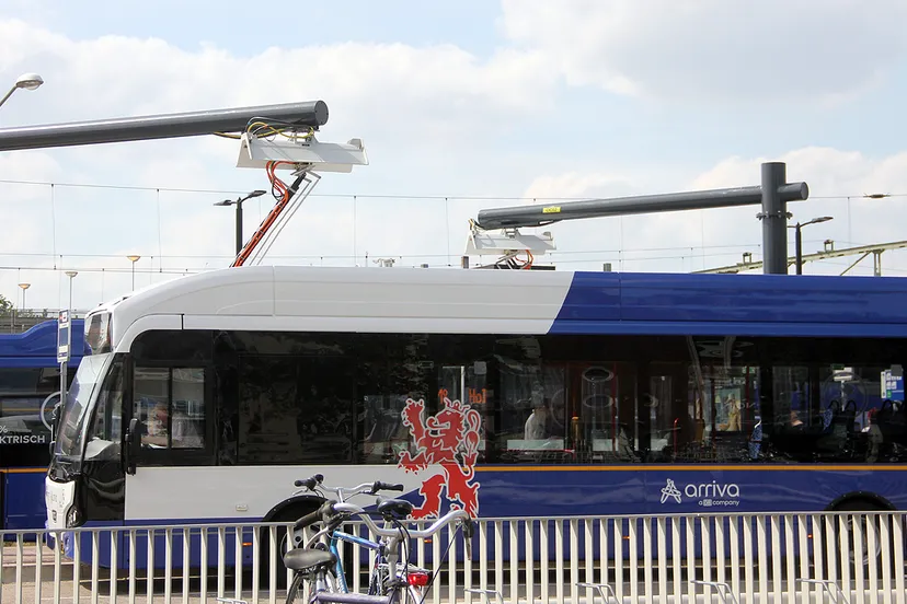 arriva elektrische bussen aan de oplader