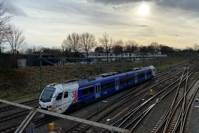 arrivastoptrein nadert station sittard