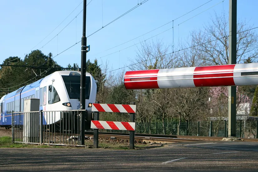 arrivatrein bij spoorwegovergang daniken plinthos