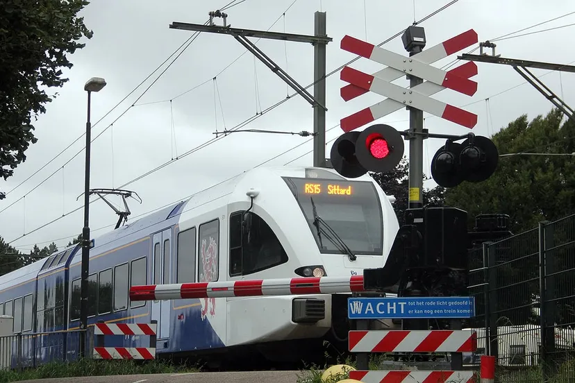 arrivatrein op spoorwegovergang bij daniken oud geleen