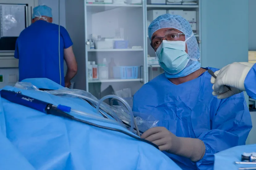 arts in ziekenhis tijdens operatie