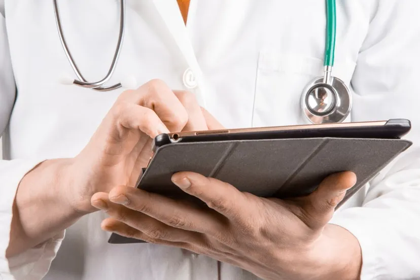 arts met stethoscoop en tablet