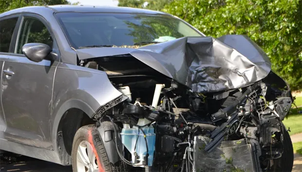 auto aanrijding tegen boom