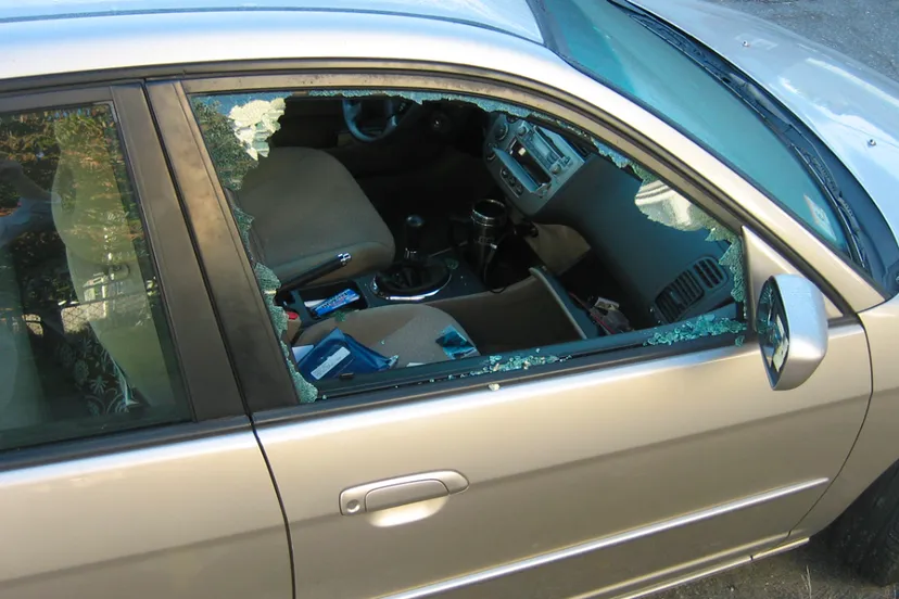 auto inbraak ruit ingetikt