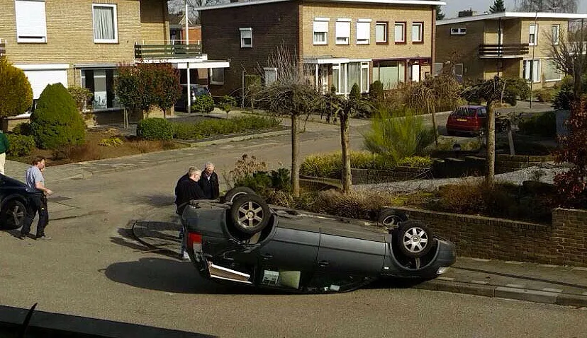 auto ondersteboven in munstergeleen