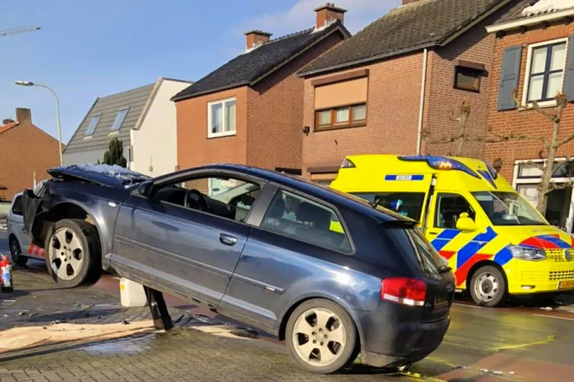 auto op paaltje susteren