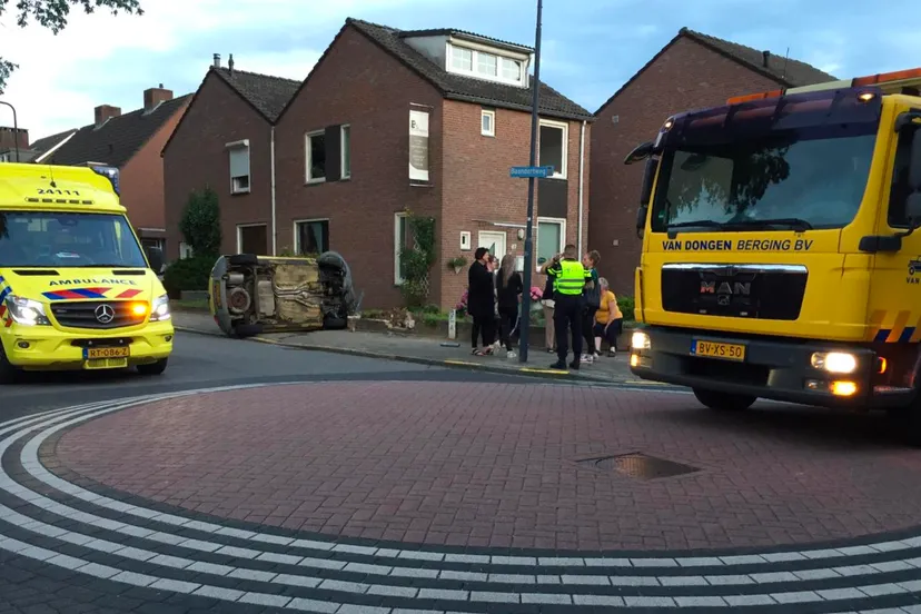 auto op zijn kant in overhoven 2