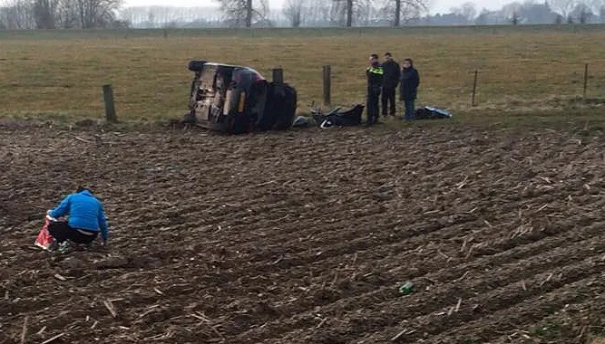 auto over de kop op ruitersbaan