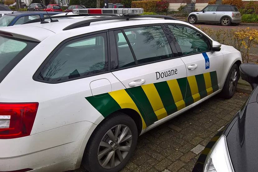 auto van douane donald trung cc by sa 40 via wikimedia commons