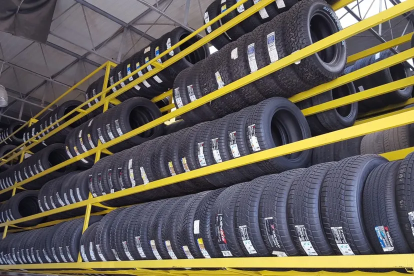 autobanden magazijn rek cc0 via pxhere