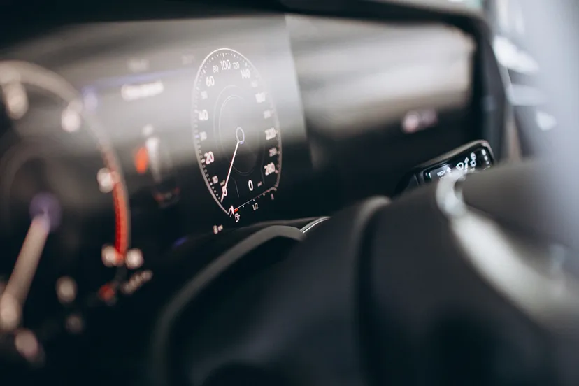 autodashboard en wiel dichte omhooggaand