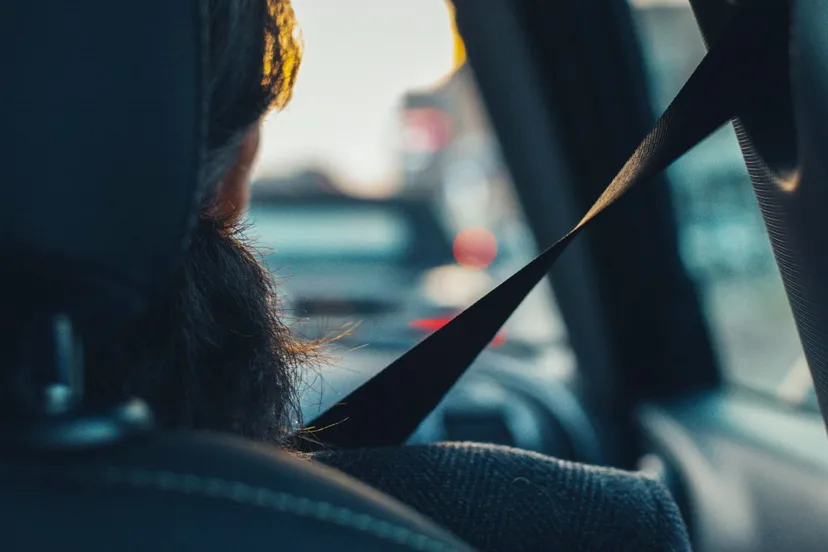 autogordel hoort over de schouder