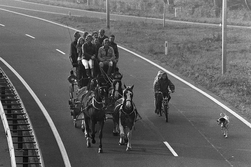 autoloze zondag 1973 met paard en wagen op de snelweg