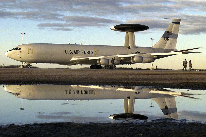 awacs toestel op de grond