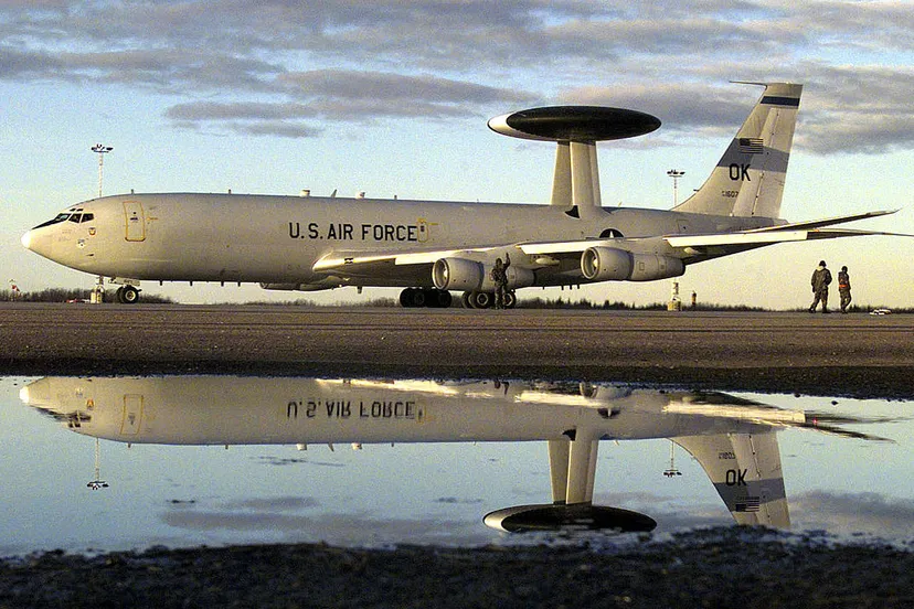 awacs toestel op de grond