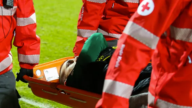 aykut ozer geblesseerd van het veld foto niels van renen wwwreflection studionl