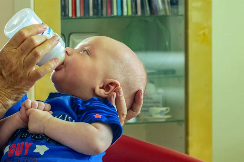 baby krijgt de fles