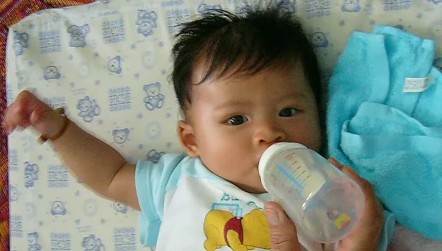 baby krijgt fles
