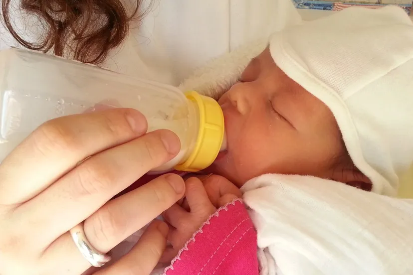 baby zuigeling fles flesvoeding