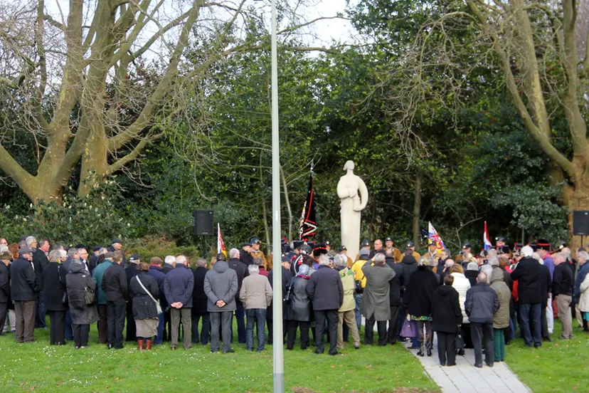 barbaraviering kranslegging bij mijnmonument in geleen