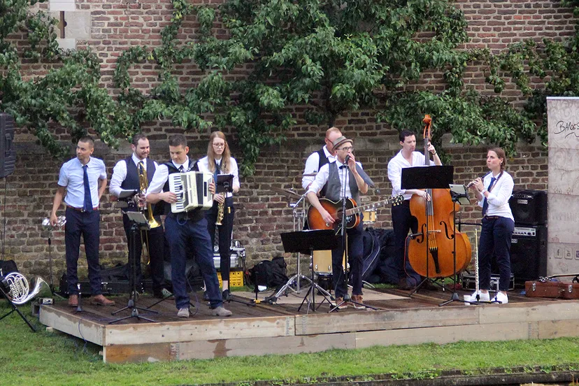 baroesjko bij opening kasteel limbricht